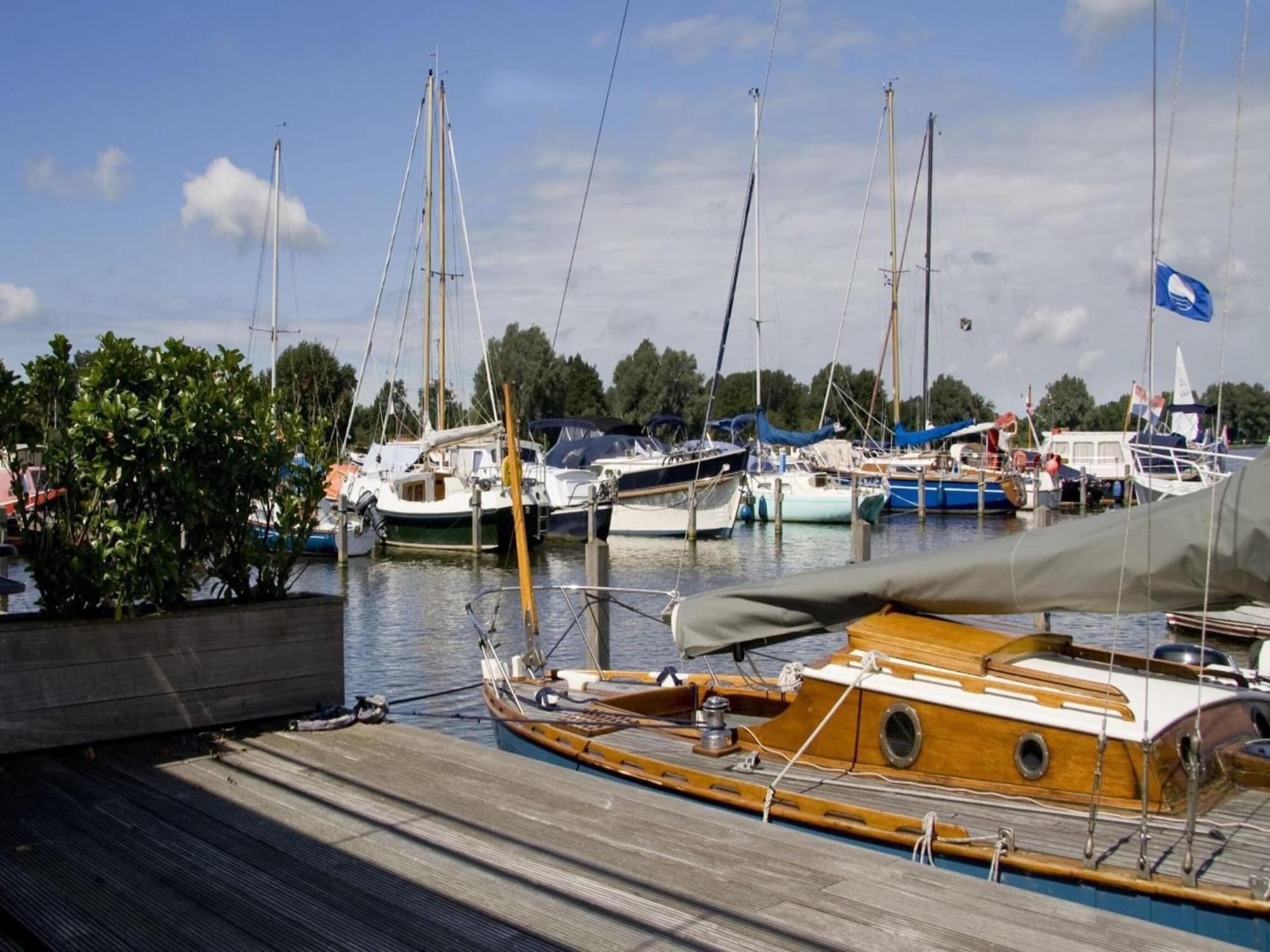 Modern Houseboat With Air Conditioning Located In Marina Uitgeest Exterior foto